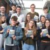 Karlstadter Gymnasiasten haben Kochrezepte gesammelt und diese in einem Buch veröffentlicht. Das Bild zeigt einen Teil der Schüler des P-Seminars zusammen mit Lehrer Alexander Sazyma (links) und Direktor Walter Fronczek (rechts).