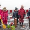 Grundsteinlegung für ein Mehrfamilienhaus aus Holz in der Norbert-Glanzberg-Straße am Hubland. Die Kinder der Bauherren vergruben ihre Wünsche in einer Zeitkapsel.