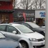 Am Morgen um 10 Uhr vor dem Biomarkt, der Bäckerei und der Metzgerei. 15 der 33 abgestellten Autos hatten am Donnerstag noch den Schnee der Nacht auf dem Autodach. 