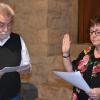 Dieter Melzer vereidigt die neue Bürgermeisterin von Tauberrettersheim, Karin Fries. Dieter Melzer vereidigt die neue Bürgermeisterin von Tauberrettersheim, Karin Fries.