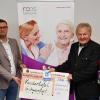 Die Geschäftsführer von roos homecare, Elke und Andreas Roos (von links), Stefan Labus (Vorsitzender der Schweinfurter Kindertafel und Peter Glückert (Kindertafel).