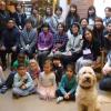 Die japanische Reisegruppe mit einigen Kindern und Kita-Hündin Emmi.