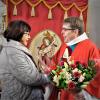 Einen Strauß als Dankeschön für die Sorge und den Einsatz für die St. Sebastian-Gemeinde überreichte Pfarrer Thomas Amrehn beim Festgottesdienst an die Pfarrgemeinderatsvorsitzende Inge Henkel. Einen Strauß als Dankeschön für die Sorge und den Einsatz für die St. Sebastian-Gemeinde überreichte Pfarrer Thomas Amrehn beim Festgottesdienst an die Pfarrgemeinderatsvorsitzende Inge Henkel.