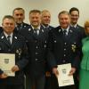 Die geehrten Mitglieder der Feuerwehr Martinsheim und ihre Führungskräfte. Links neben Landrätin Tamara Bischof steht Georg Schneider, der als erster das neue große Feuerwehr-Ehrenzeichen für 50 Jahre aktiven Dienst erhielt.