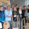 Die Vorsitzende des Vereins Kürnacher Geschichte(n), Friedelinde Söhnlein, gestaltet mit ihrem Mann Hubert, Carla Kuhn, Inge Pfenning, Gerdamie Schlepper, Ille Gögercin und Siegfried Geulich die Ausstellungsfläche im Vorraum des Alten Rathauses um. Bürgermeister Thomas Eberth freut sich über dieses Engagement und die schönen Bilder der Geschichte.