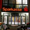 Als dieses Bild im Dezember 2017 entstand, war Haßfurt der Sitz der Sparkasse Ostunterfranken. Auch ein Jahr nach dem Zusammenschluss zur Sparkasse Schweinfurt-Haßberge ist die Kritik an der Fusion nicht verklungen.