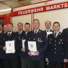 Die Geehrten und ihre Laudatoren (von links): Bürgermeister Thomas Reichert, Rainer Stark, Jochen Seitz, Dirk Albrecht, Peter Matthäus, Andreas Jordan, Norman Schliewenz, Stefan Pfeuffer, Jürgen Arlt, Simon Matthäus, Kreisbrandmeister Marco Manfrini, Kommandant Timo Albrecht und Landrat Robert Finster.