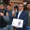Das Etikett auf der Gin-Flasche erhielt eine Auszeichnung. Darüber freuen sich die Rodenbacher Schnapsbrenner (von links) Stefan Blum, Fabian Kreser und Markus Skrobanek (rechts). Mit auf dem Bild ist Stefan Hofmann von der Firma InForm Etiketten, die das Etikett in Zusammenarbeit mit den Rodenbachern entwickelt hat.