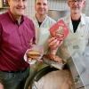 Metzger Rainer Schömig (von links) mit seinen Kollegen Gerald Deppisch und Uwe Jung und dem "Nullinger"-Leberkäse.