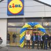Lidl-Verkaufsleiter Marc Heusel mit seinem Team vor der umgebauten Lidl-Filiale in Dettelbach.