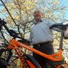 Ulrich Henz ist mit dem E-Mountainbike und mit einem Tourenrad ohne Motor unterwegs.