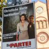Das Wahlplakat der "Partei" mit Kandidatin Andrea Kübert hing unter anderem direkt vor dem Würzburger Dom.