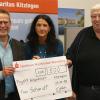 Caritas-Geschäftsführer Paul Greubel (links) und Caritas-Kreisvorsitzender Alfred Volbers überreichten einen Scheck über 500 Euro an Andrea Schmidt vom Projekt "Wegweiser".