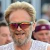 Die Laufbedingungen beim Marathon in Frankfurt waren nicht optimal für Axel Witzigmann (im Bild) und all die anderen Läufer. Es war kalt und der Taunuswind leistete zudem seinen Beitrag. Ab Kilometer 25 wurden Witzigmanns Beine kalt, wollten verkrampfen. Magenprobleme kamen hinzu, das Wasser an den Verpflegungsstationen war kalt und Axel Witzigmann hatte zudem zu ausliegenden Gels gegriffen, die er nicht vertrug. Dennoch: Bei Kilometer 40 kam er in 3:47:12 Stunden an, eine sehr passable Zeit. „Was da auf den letzten 2.195 Metern los war, das war so toll, das muss man erleben, das kann man nicht beschreiben, was da in mir vorging“, sagte Axel Witzigmann. Seine geplante Zielzeit hat er dabei aus den Augen verloren. Trotzdem glücklich und zufrieden lief er nach 4:00:20 Stunden ins Ziel.