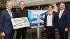Die VR Bank übergab für die Sonderausstellung "400 Jahre Unibibliothek" einen 10.000-Euro-Scheck. Im Bild von links: Rainer Wiederer (Vorstandssprecher der VR-Bank Würzburg), Hans-Günter Schmidt (Direktor der Universitätsbibliothek), Regina Wenninger (Geschäftsführerin der Raiffeisen/Schulze-Delitzsch Stiftung Bayerischer Genossenschaften) und Helmut Heitzer (Marketingleiter der VR Bank).