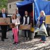 Im Kästnerhof wurden die Spenden, die Arnulf Koch (links) mit seinem Team von K&K Software (Mitte und 2. v. re.) ausluden zum Vorsortieren zwischengelagert.