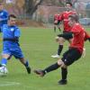 Eröffnete den Torreigen: Leon Endres (rot) trifft zum 1:0 für die FTS,  Vadim Engler (links) vom Würzburger FV kommt zu spät. Am Ende feierten die Schweinfurter im Derby einen 6:2-Kantersieg.