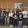 Die Sieger beim Großgemeindepokal Kegeln (von links): Stefan Mai, Steffen Schmöger, Helmut Felbier, Alexandra Zier, Uli Vollkommer, Nico Schmitt, Anne Pfister, Lena Schmitt, Sigrid Mai, Simon Schindler, Robert Vollkommer, Phillip Wehner, Claudia Kreutzer, Wolfgang Kreutzer, Marco Michel mit dem Sportbeauftragten der Gemeinde Markus Schäfer und Abteilungsleiter Rainer Mai.