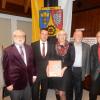 Vier Jahrzehnte nach der Eingemeindung ein geschätzter Partner der Stadt Würzburg: Der Bürgerverein Lengfeld blickte zurück auf Stationen der Zusammenarbeit. Im Bild: BV-Vorsitzende Helena Illing (Mitte, mit der Lengfelder Chronik), umrahmt von Vorstandsmitgliedern und Vorgängern, von links nach rechts: Wolfgang Heil (Schriftführer), Alois Hornung (stellvertetender Vorsitzender), Eckard Pongratz (stellvertretender Vorsitzender), Jürgen Gottschalk (ehemaliger Vorsitzender) und Michael Heinrich (Schatzmeister).