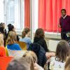 Herzchirurg Umeswaran Armagirinathan hat Schülern der Walther-Rathenau-Realschule seine Geschichte erzählt.