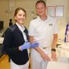Sie sind Teil eines gut zusammenarbeitenden Teams: Raphaela Heinrich zusammen mit Schiffsarzt Dr. Thomas Michel in der Krankenstation der Aidablu.