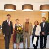 Im neuen Seniorenwohnstift von Steren am Hubland: (von links) Einrichtungsleiter Thomas Göhring, Christian Schuchardt, Bewohnerehepaar Irmgard und Karl Loscher, Annette Noffz, Ulrich Hämmerling (Einrichtungsleiter Seniorenwohnstift Sanderau) und Pflegedienstleiterin Katharina Molenaar.