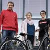 Ulrich Fenn, Marktleiter Radmarkt Schauer (links) und  Laura Christ, Brand Managerin Winora (rechts) übergeben ein Winora Sinus Tria N7feco an die Gewinnerin Elisabeth Beck aus Erbshausen (Mitte).