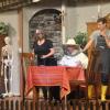 Szene aus dem Stück "Der Gesundheitsapostel" der Burggrumbacher Theatergruppe: Der Versuch, Arzneimittel selbst herzustellen, misslingt.