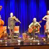 Alles Well: Jonas, Tabea, Hans und Sarah Well sind zusammen die „Wellbappn“. In der Grafenrheinfelder Kulturhalle boten sie zwei Stunden gute Unterhaltung mit frechen Texten und politischen Botschaften, die mit flotter bayerischer Volksmusik serviert wurden.