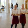 Jana Schreck und Franziska Günther (rechts) trauten sich, den Gästen das Fingerfood persönlich anzubieten. Jana Schreck und Franziska Günther (rechts) trauten sich, den Gästen das Fingerfood persönlich anzubieten.