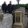 Restaurator Siegfried Scheder (links) hat das Grab restauriert, Bürgermeister Peter Juks hat zu Allerseelen dort eine Kerze angezündet. Restaurator Siegfried Scheder (links) hat das Grab restauriert, Bürgermeister Peter Juks hat zu Allerseelen dort eine Kerze angezündet.