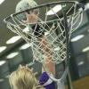 Eine Frau, ein Korb, ein Ball – Korbball. Im östlichen Unterfranken ist der Sport bei Frauen und Mädchen noch verbreitet.