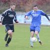 Den Ball im Blick: Moritz Rauch vom FV Steinfeld/Hausen-Rohrbach und der Retzstadter Alexander Gerhard (rechts).
