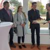 Einen "leckeren Schlüssel" übergab Architekt Alexander Albert zur Einweihung des Kindergartens an Bürgermeister Ludwig Nätscher. Einen "leckeren Schlüssel" übergab Architekt Alexander Albert zur Einweihung des Kindergartens an Bürgermeister Ludwig Nätscher.