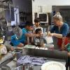 Gemeinsames Kochen bei der Familienfreizeit: Monika Hoffmann vom Freundeskreis Asyl zusammen mit Flüchtlingskindern.