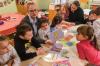 Die Erzieherinnen Sabrina Himmel (links) und Iris Öder betrachten mit den Kindern der Regenbogengruppe Bildkarten, um den Grundwortschatz zu schulen. Die Erzieherinnen Sabrina Himmel (links) und Iris Öder betrachten mit den Kindern der Regenbogengruppe Bildkarten, um den Grundwortschatz zu schulen.
