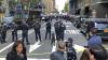 Beamte der New Yorker Polizei vor dem Time-Warner-Center, das nach dem Fund eines verdächtigen Pakets geräumt wurde.