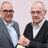 Zum Geburtstag von Anton Hering (rechts) aus Stadtschwarzach gratulierte Bürgermeister Volker Schmitt.