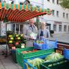 Bürgermeister Peter Juks und Katharina Felton von der Tourist-Info haben den neuen Flyer für den Wochenmarkt dabei. Bürgermeister Peter Juks und Katharina Felton von der Tourist-Info haben den neuen Flyer für den Wochenmarkt dabei.
