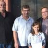 Spendenübergabe des Ortsverbandes der Freien Wähler an Paul Laudenbacher, Dirigent der "Karwer Dorfmusikanten". Von links: Armin Hoh, Paul Laudenbacher mit Tochter Maria und Dritten Bürgermeister Vinzenz Stegerwald.