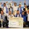 Der TSV Sulzfeld gewinnt den Commerzbank-Pott, das Förderprojekt für Amateur-Fußballvereine. Bei der Preisübergabe in München (hinten von links): Jürgen Pfau (BFV-Vizepräsident), Charly Zehnder (Juniorenleiter), Roland Süßmeier (Hauptkassier), Anton Landmann, Benjamin Rügamer, Silke Raml (BFV-Vizepräsidentin), Stefan Geib (Niederlassungsleiter Privatkunden Commerzbank München-Süd); (vorne von links) Benjamin Krumpholz (Abteilungsleiter Fußball), Bernd Hering (Vorsitzender), Dave Hofmann (U17-Juniorentrainer), Mohammed Bouzan (U9-Trainer, U17-Spieler) und Volker Peschel (Commerzbank Würzburg).