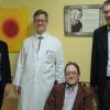 Freuen sich mit Gerald Brandt (Mitte) über die Ausstellung mit Werken der Künstlerin Stella Semmler-Müller in der Klinik König-Ludwig-Haus (von links): Michaela Bach (Pflegedirektorin), Prof. Maximilian Rudert (Ärztlicher Direktor) und Karsten Eck (Krankenhausdirektor).