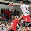Gary Hines (am Ball) steigt beim Testspiel des Bayernligisten HSC Bad Neustadt gegen das Nationalteam der USA je eine Halbzeit lang für beide Mannschaften zu Sprungwürfen auf.
