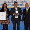 Bei der Verleihung des Staatsehrenpreises (von links) Amtschef Hubert Bittlmayer, Manuela und Volker Bausewein und Landesinnungsmeister Konrad Ammon jun.
