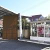 (mim)   Der Künstler Marc-Dominic Boberg, der aus Schweinfurt stammt und in Altenstein wohnt, hat laut einer selbst herausgegebenen Pressemitteilung die alte Tankstelle in der Ortsdurchfahrt in Burgpreppach für ein Kunstprojekt ausgewählt. Mit seiner im Jahr 2016 gestarteten Aktionsreihe „Wollschild“ möchte er an verschiedenen Orten auf bauliche Relikte der Nachkriegszeit aufmerksam machen und die seiner Ansicht nach „unterschätzte Bedeutung der Nachkriegsarchitektur ins Blickfeld der Öffentlichkeit rücken. Das möchte er gerade dadurch erreichen, indem er vor den Gebäuden symbolisch ein „Schutzschild“ aufstellt. Das Schild aus Stoff ist auf einen etwa drei mal vier Meter großen Holzrahmen gespannt. Dies soll vor dem Vergessen schützen und das Bewusstwerden des Verlusts von Bauten der 50er und frühen 60er Jahre befördern. Arrangierte Fotos der mit dem Wollschild geschützten Objekte durch zwei Fotografen dokumentieren Bobergs Intervention – bevor der Schild wieder abgebaut wird. Wie der Künstler mitteilt, betrachtet er die im Jahr 1957 als Esso-Tankstelle errichteten Bau in Burgpreppach, als „ein inzwischen seltenes Zeugnis des aufkeimenden Wirtschaftswunders der jungen Bundesrepublik Deutschland“. Ihr ovales und verglastes Betriebsgebäude und die Gestaltung der Zapfsäulen-Überdachung seien laut Boberg typisch für die damalige Tankstellenarchitektur im Nachkriegsdeutschland. Doch anders als Oldtimerautos von damals, die viele Bewunderer und Fans haben, sei bei der Architektur, die für die Mobilität des Nachkriegsdeutschlands stehe, in der Gesellschaft kaum ein Verlustgefühl zu spüren, wenn diese nach und nach verschwindet.