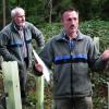 In der Abteilung „Kühschlag“ wurden lichte Flächen mit Spitzahorn ohne Wildschutzzaun bepflanzt. Hüllen schützen vor Wildverbiss und Brombeerhecken müssen klein gehalten werden, so Förster Streck (vorne), dahinter Franz Eders Nachfolger Jürgen Hahn.
