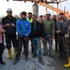 Mit belegten Brötchen und Sekt aus dem Plastikbecher stößt Polier Raimund Eckardt (links) mit seinen Kollegen auf die Vollendung des Brückenrohbaus an.