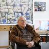 93 Jahre alt ist der Kunstmaler Lessig. Am Tag des offenen Ateliers zeigt er eine Sammlung verschiedenster Tuschezeichnungen von Liebespaaren.