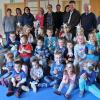 Die Kinder bastelten Windräder für die Spendenübergabe. Links: Heidrun Beck (KiGa-Leitung) mir ihren Team. Daneben der Elternbeirat 3. von rechts: Kilian Lesch2. von rechts: Otto Gillig1. von rechts: Lilli Göring (Pfarrerin).