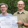 Klaus Wenger (links), Vorsitzender der Würzburger Umwelt, und Naturstiftung und Thomas Biechele-Kusch, Umweltstation Tierpark Sommerhausen).